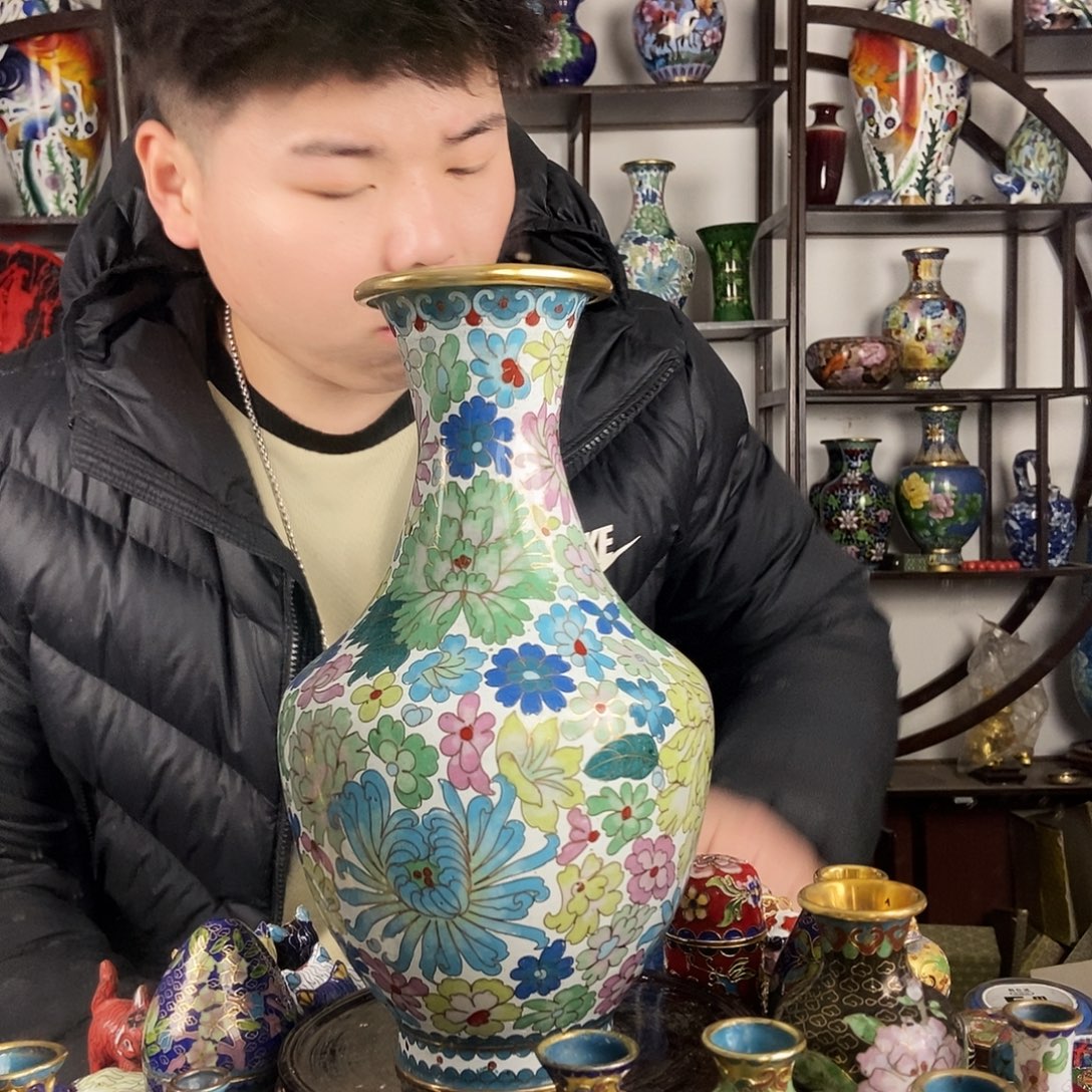 德***隆铜景泰蓝创汇26公分异形瓶（漏）