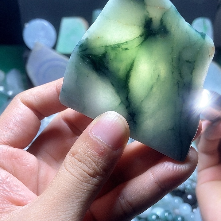 翡翠未镶嵌颈饰片料