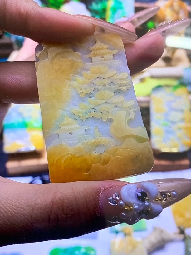 翡翠挂件一物一证毛货抛光