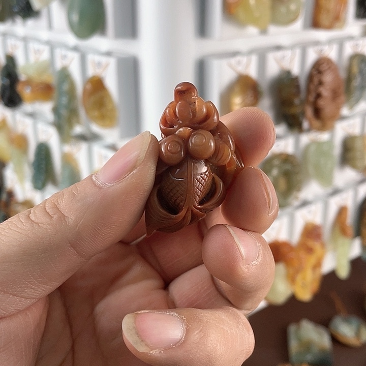 蛇纹石玉颈饰合金