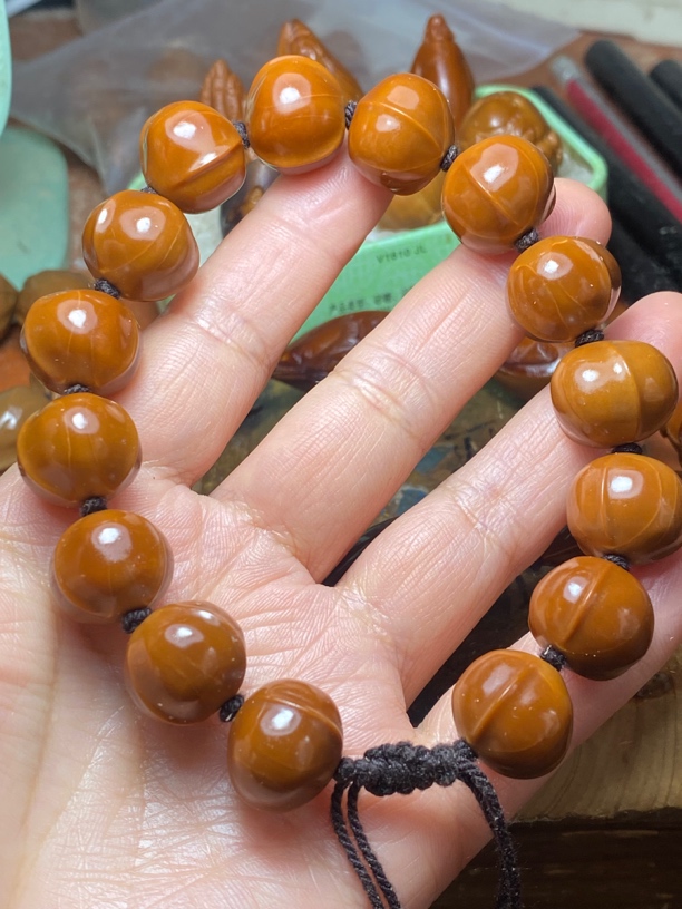 橄榄核文玩手串短圆鲨鱼背光珠纯手工雕刻。尺寸1.5×1.4