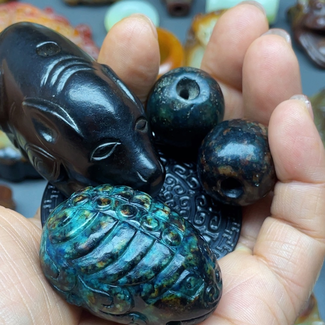 中***童和田玉未镶嵌颈饰