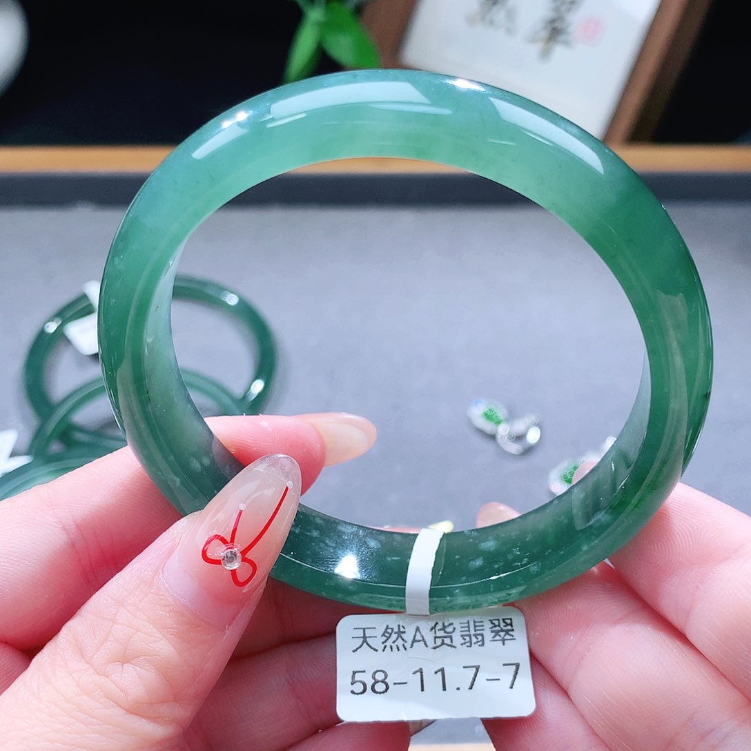 翡翠未镶嵌手镯（圆镯）