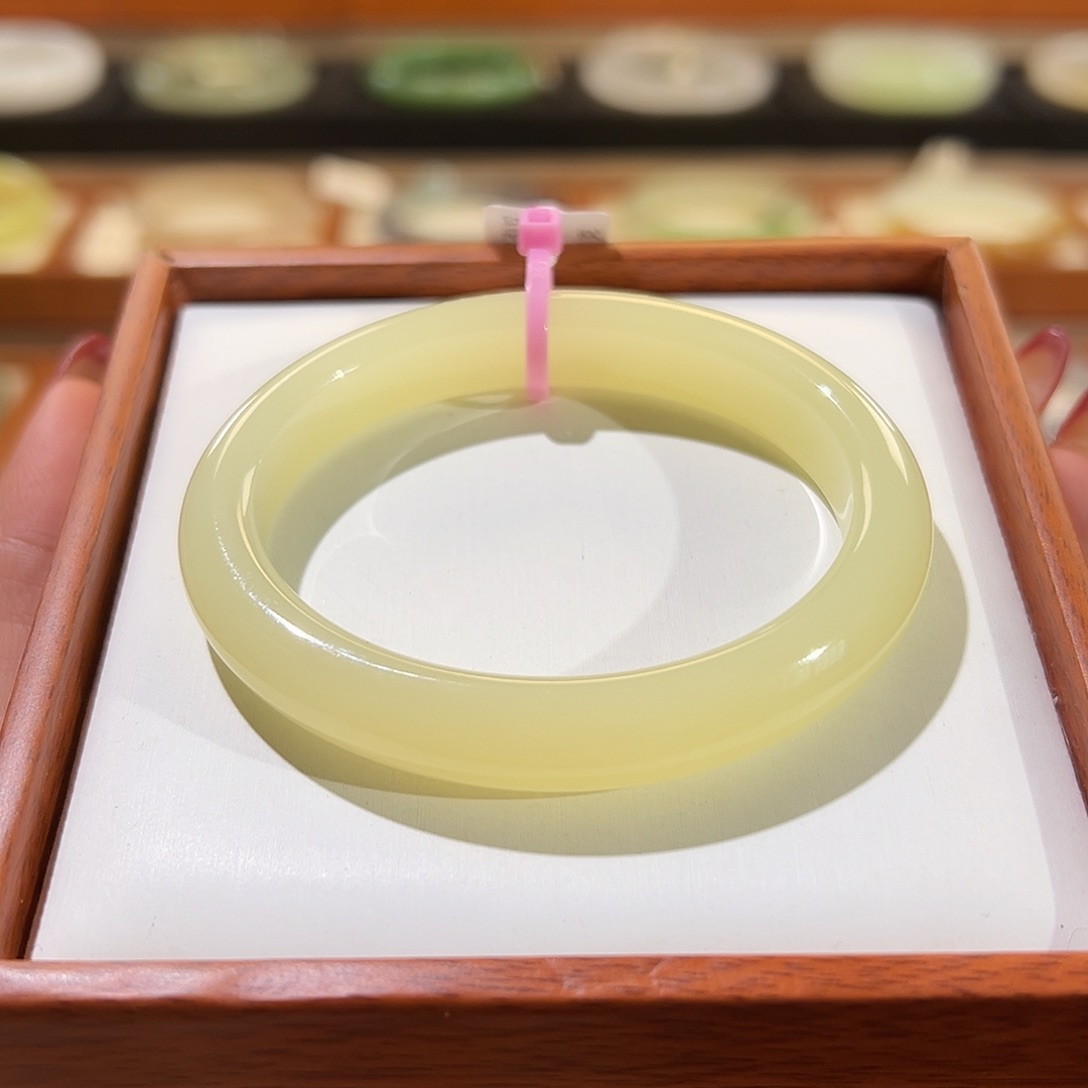 和田玉手镯未镶嵌黄口贵妃