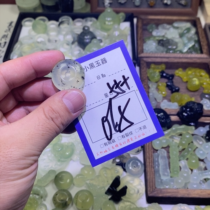 蛇纹石玉颈饰未镶嵌梅*雪