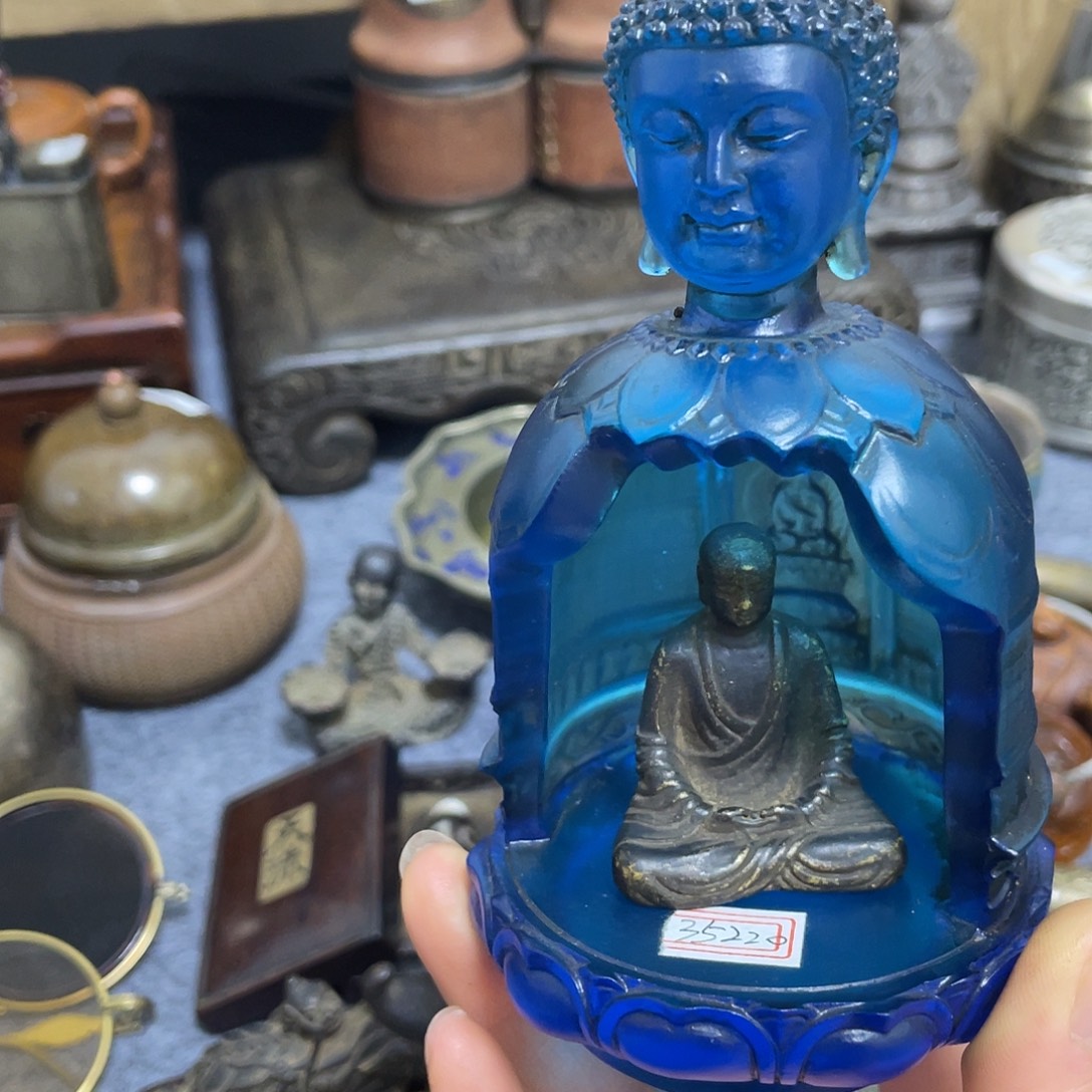 我***兽铜摆了一个小物件。 