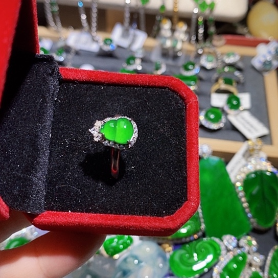 翡翠未镶嵌戒指戒指