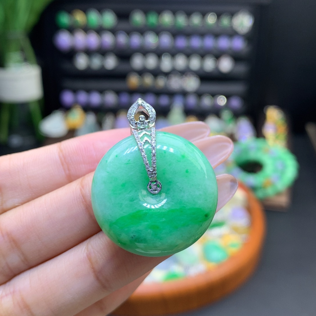 翡翠18K金镶嵌颈饰