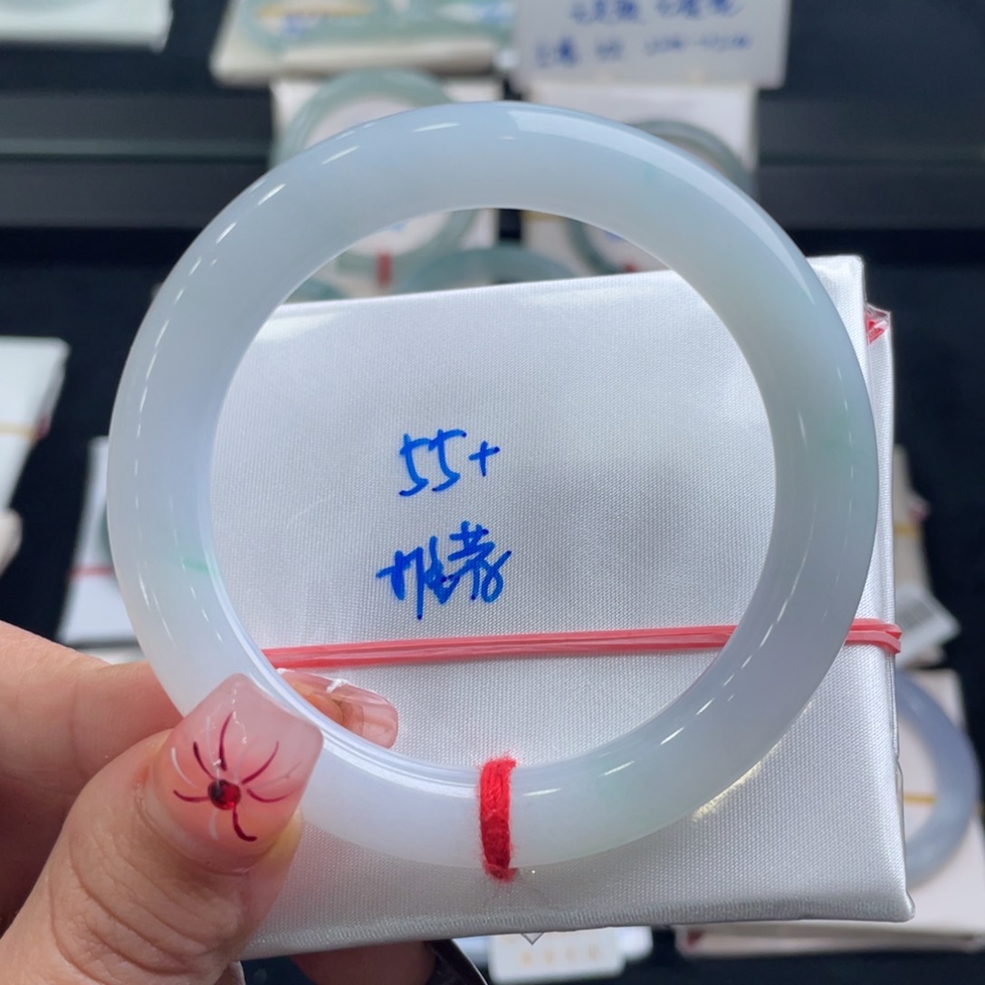 翡翠手镯未镶嵌翡翠手镯