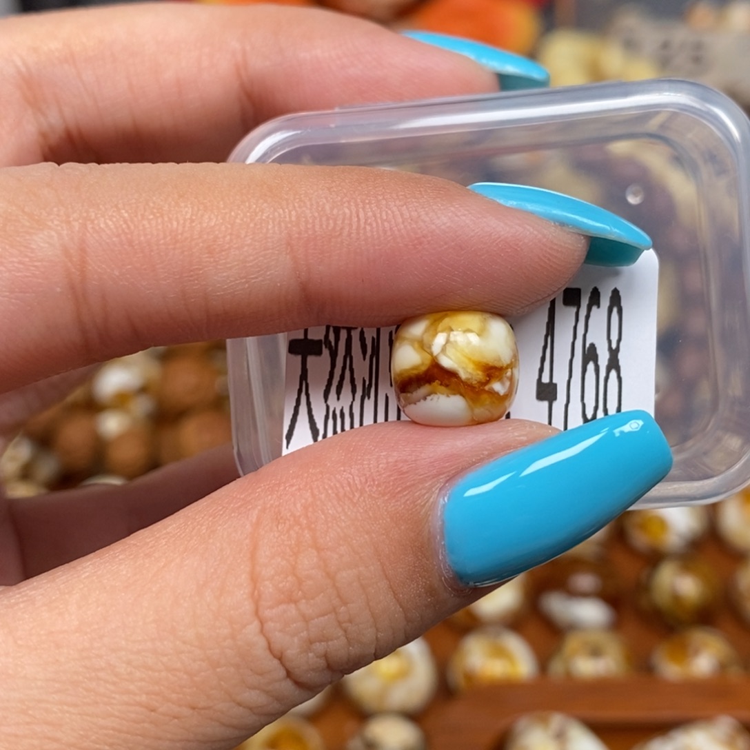 蜜蜡未镶嵌珠宝奇石4768