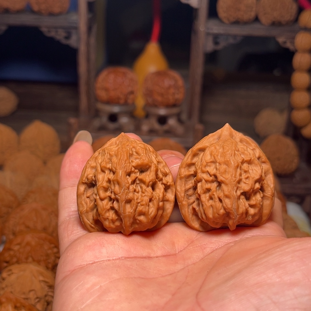 请***笑吊坠文玩核桃梨木台