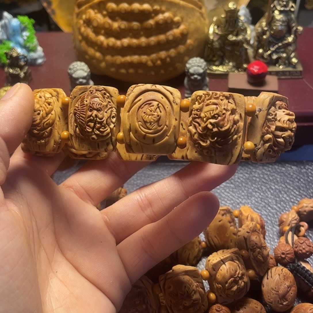 大桃核雕刻钟馗手牌