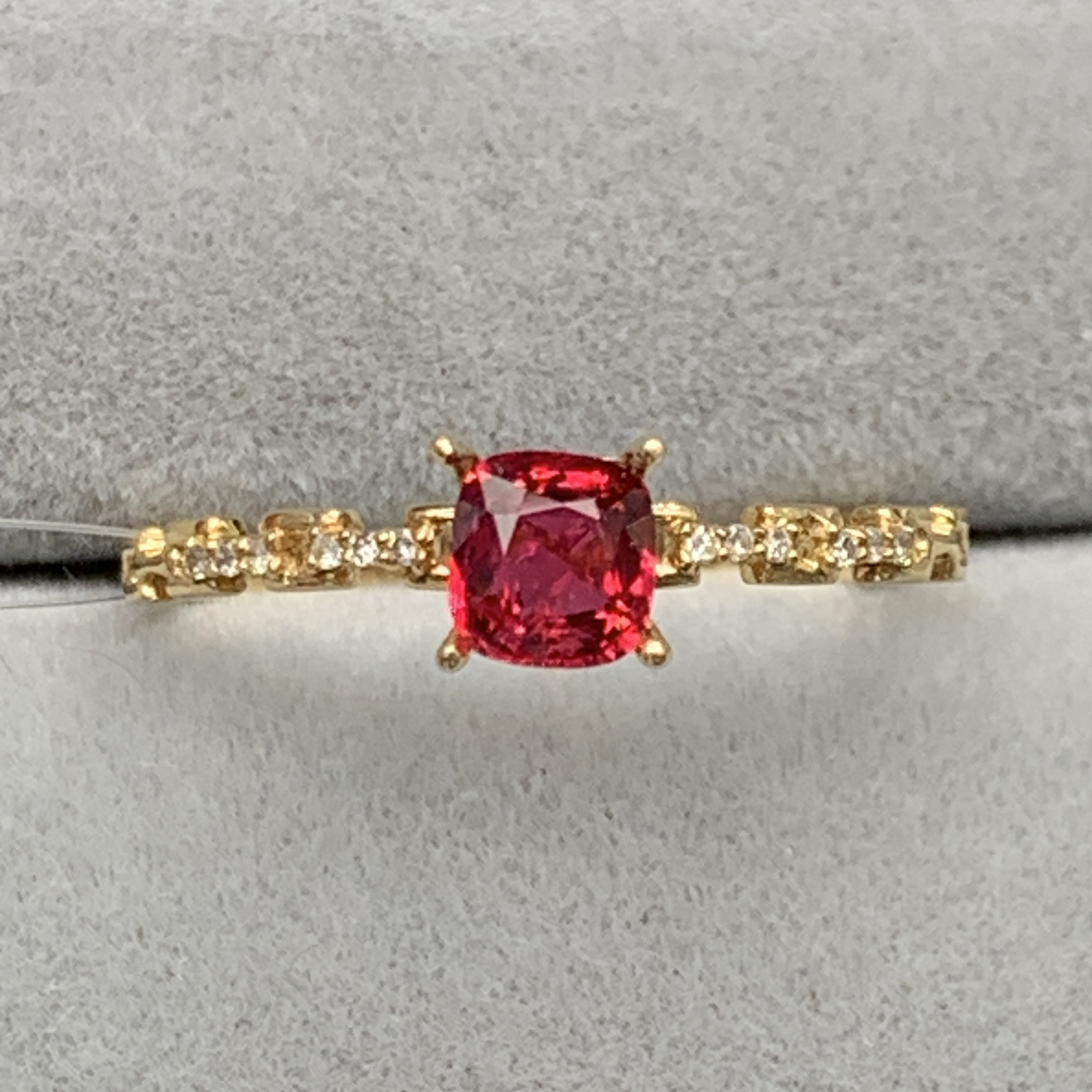 18K金天然尖晶石配钻戒指 主石尺寸：4.64×4.68×2.8mm 0.5ct  