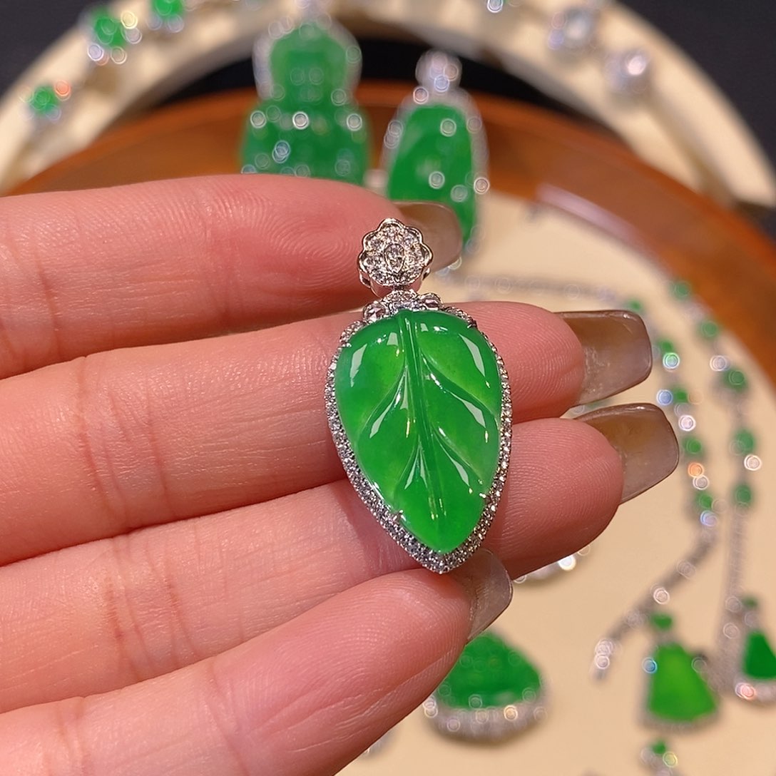 翡翠吊坠(不含链)18K金镶嵌叶子