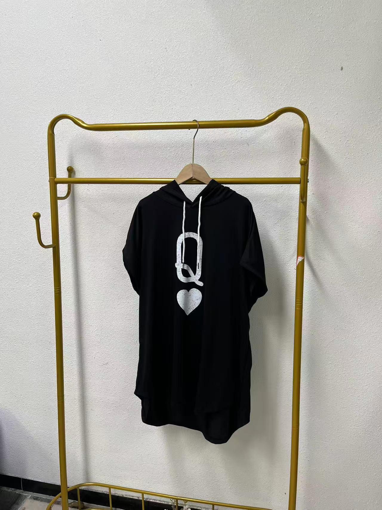 唯琳剪标   8仓A6-9-6291款   瑕疵黑色Q字母连帽上衣