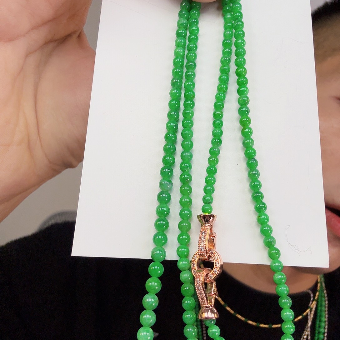 翡翠未镶嵌颈饰一件