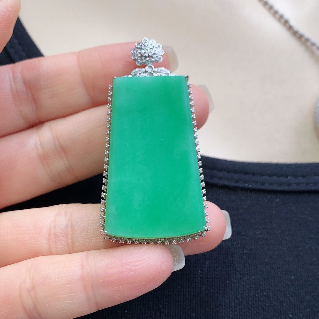 翡翠颈饰18K金镶嵌无事牌