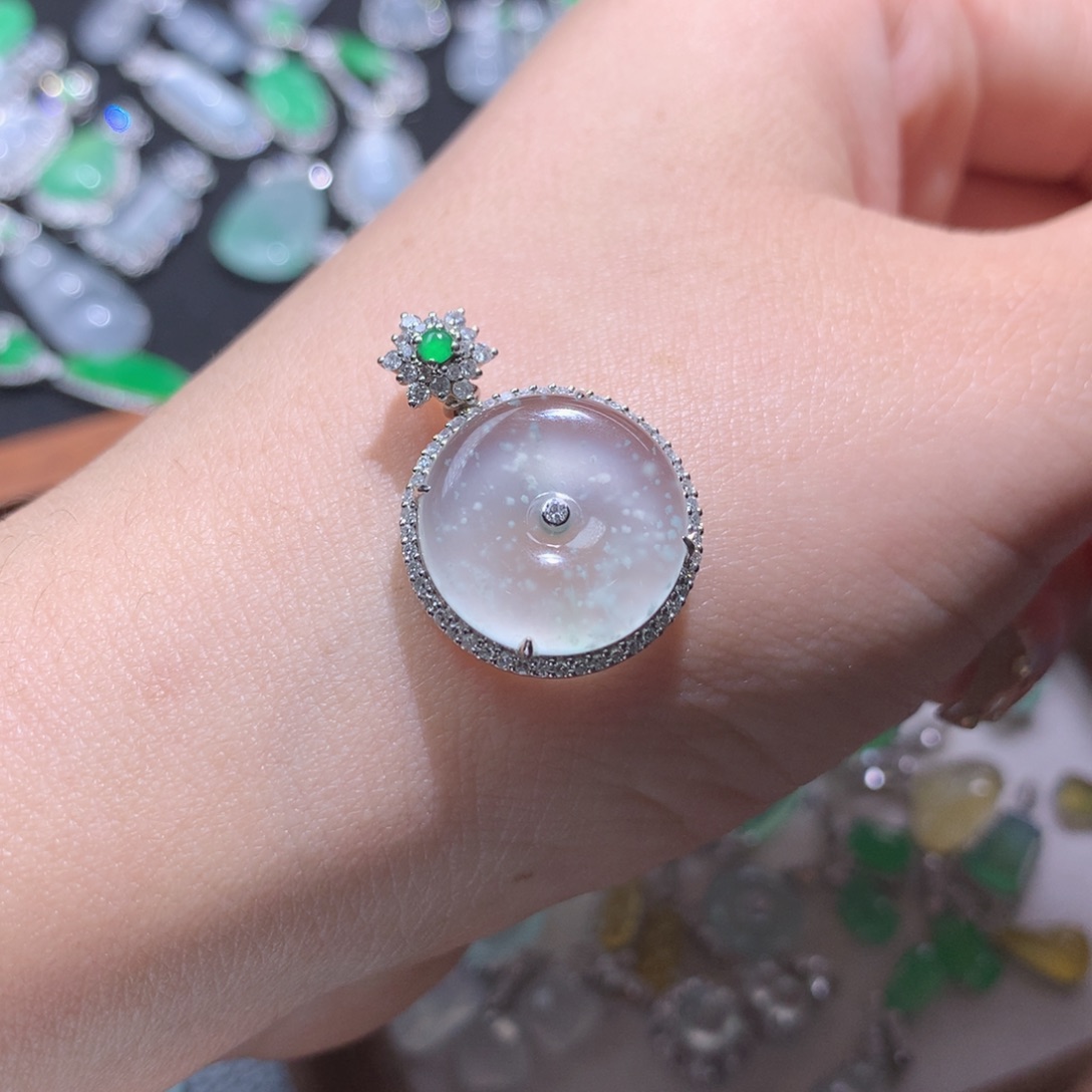 翡翠18K金镶嵌颈饰木纳雪花棉平安扣吊坠