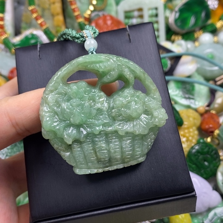 翡翠未镶嵌吊坠(赠链)
