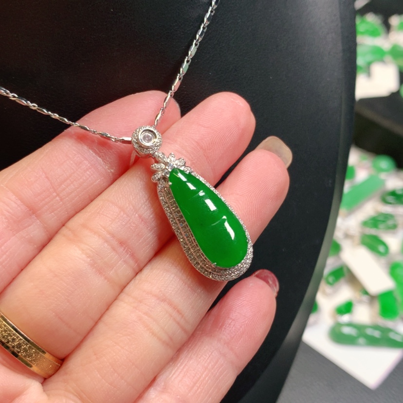 【闪购商品】翡翠吊坠(赠链)18K金镶嵌