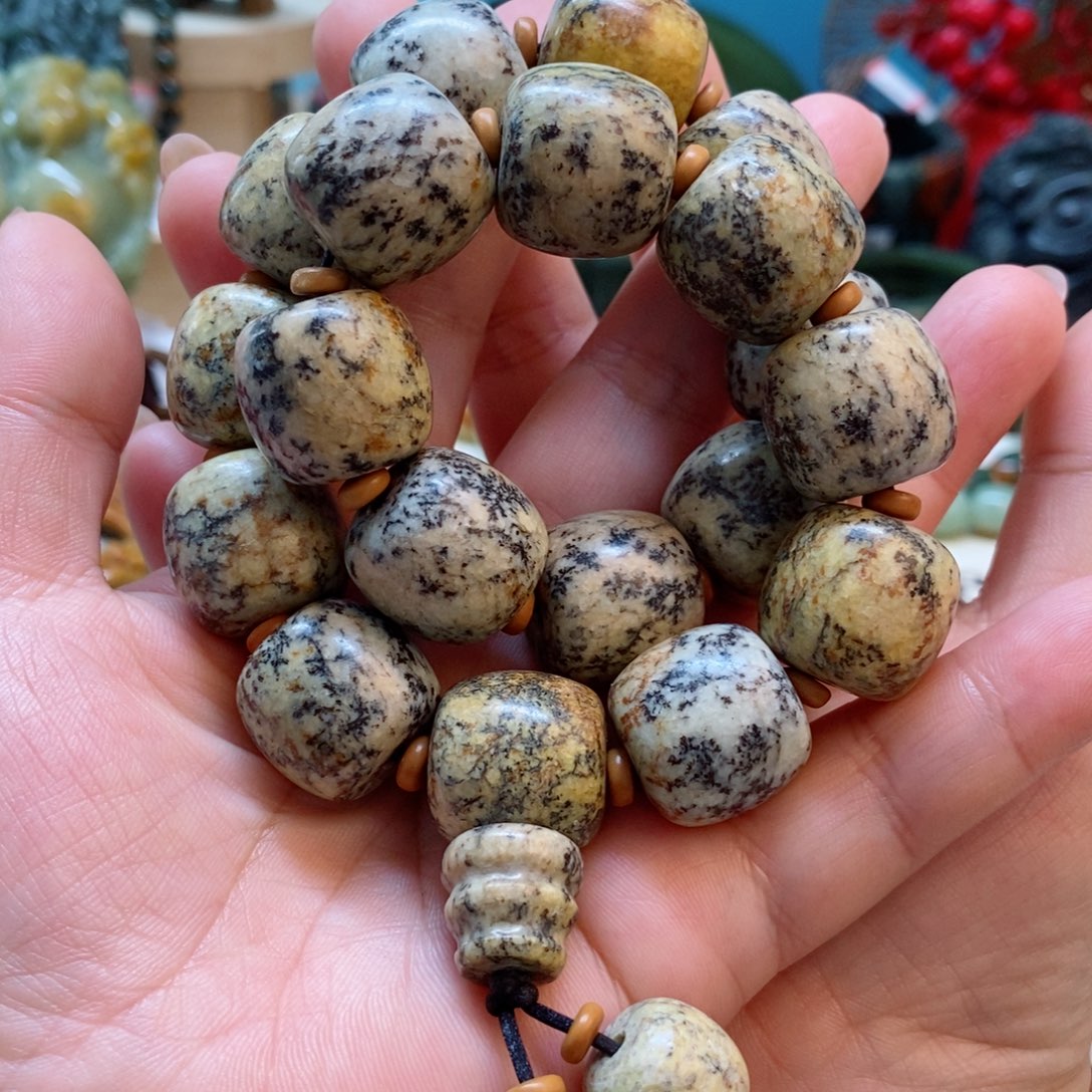 透闪石质玉手持未镶嵌