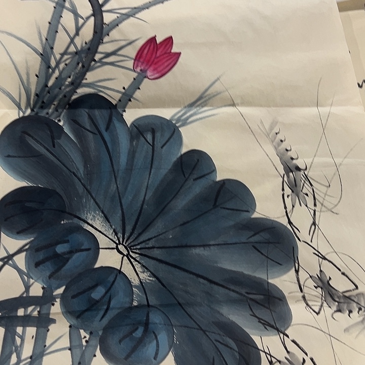 客厅的灯亮了起来