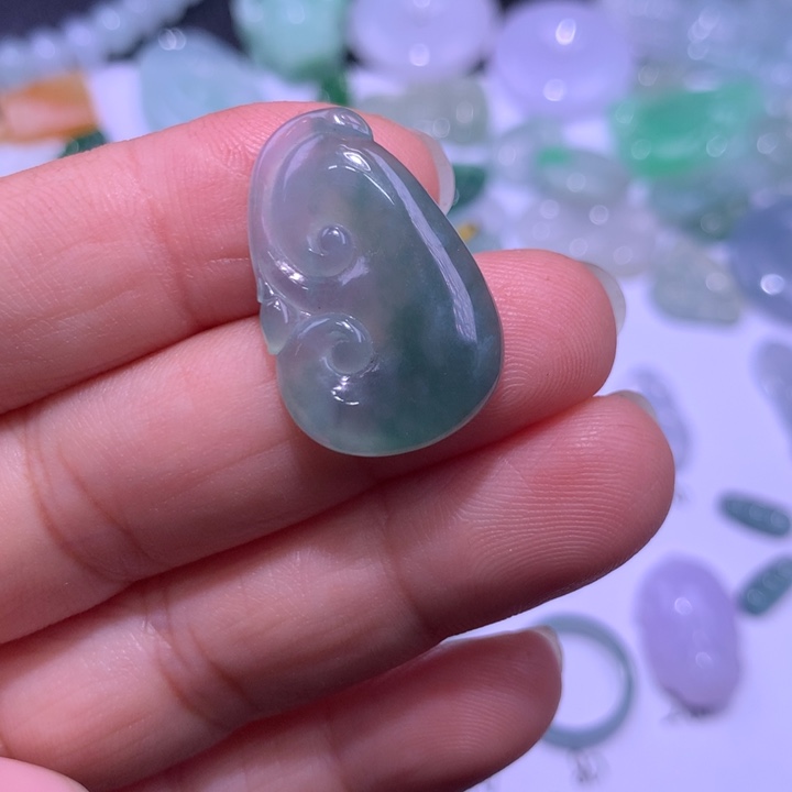 翡翠未镶嵌颈饰如意
