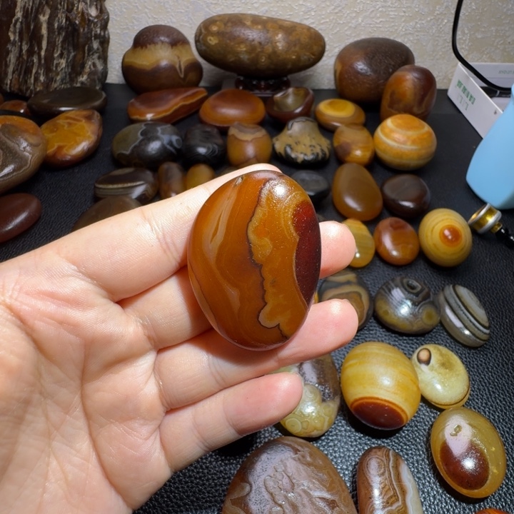 焰***瓷片马达加斯加奇石手把件浮雕