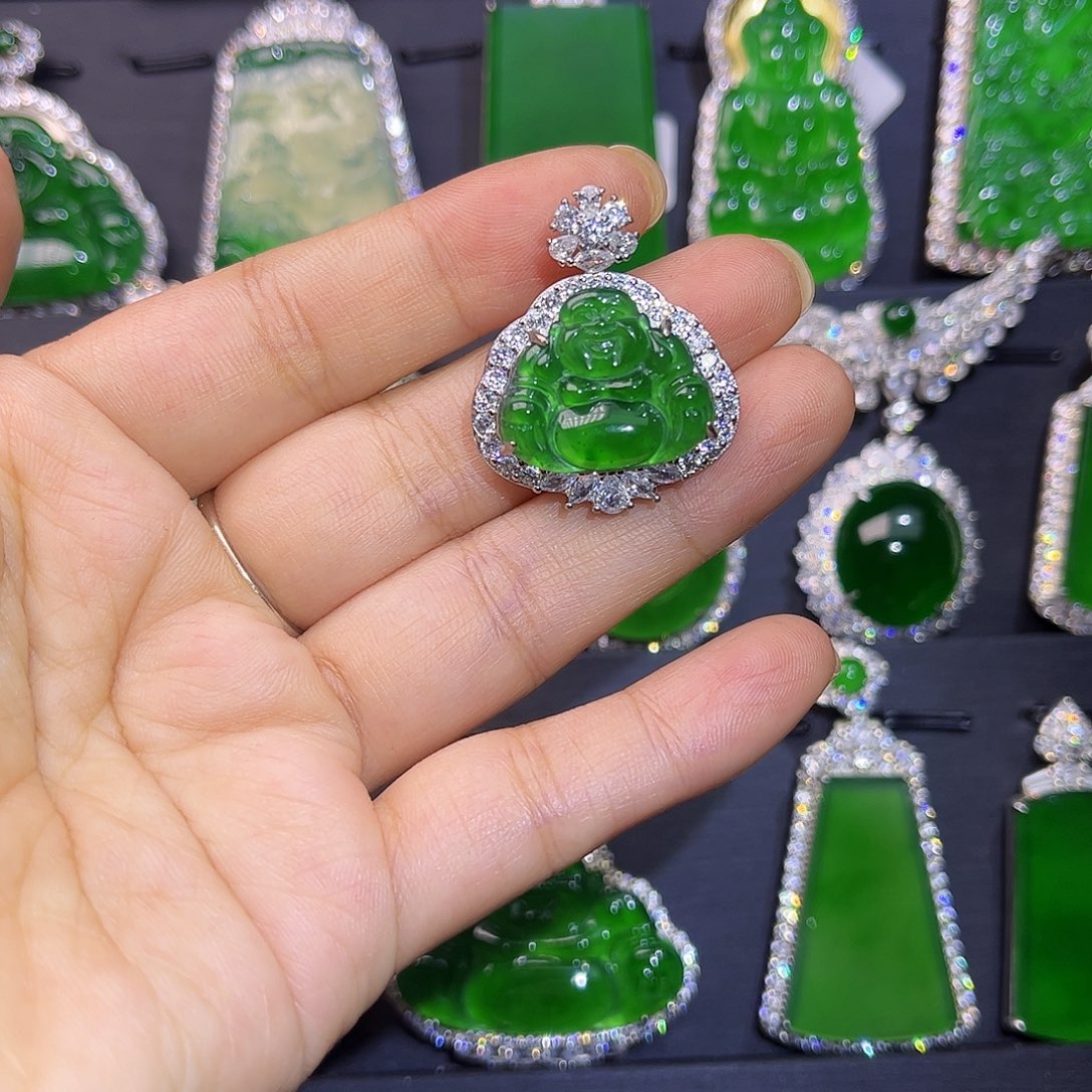 翡翠未镶嵌颈饰佛