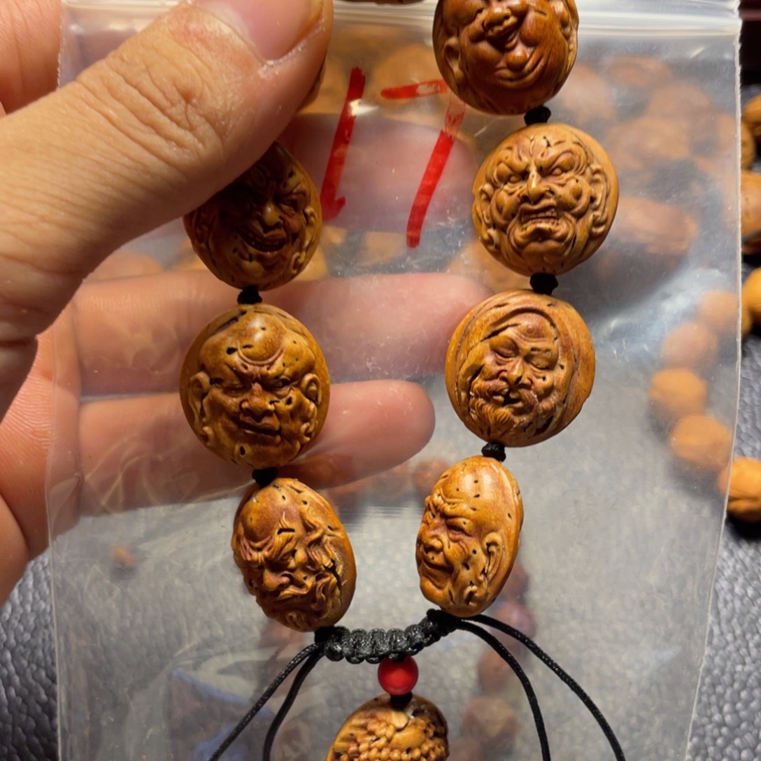 大桃核雕刻瑕疵子山罗汉