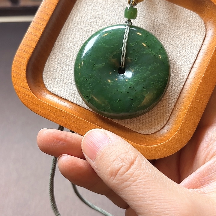 和田玉未镶嵌颈饰碧玉扣子