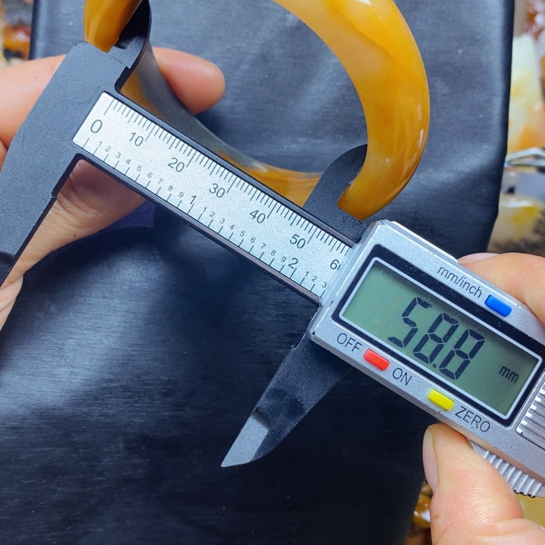 石英质玉（黄龙玉）颈饰未镶嵌