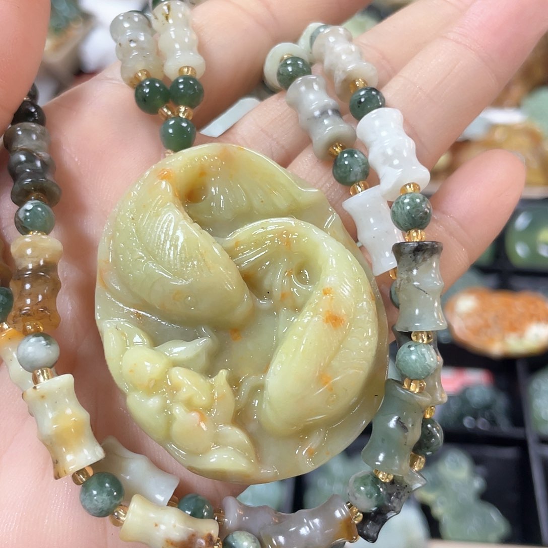 蛇纹石玉颈饰未镶嵌