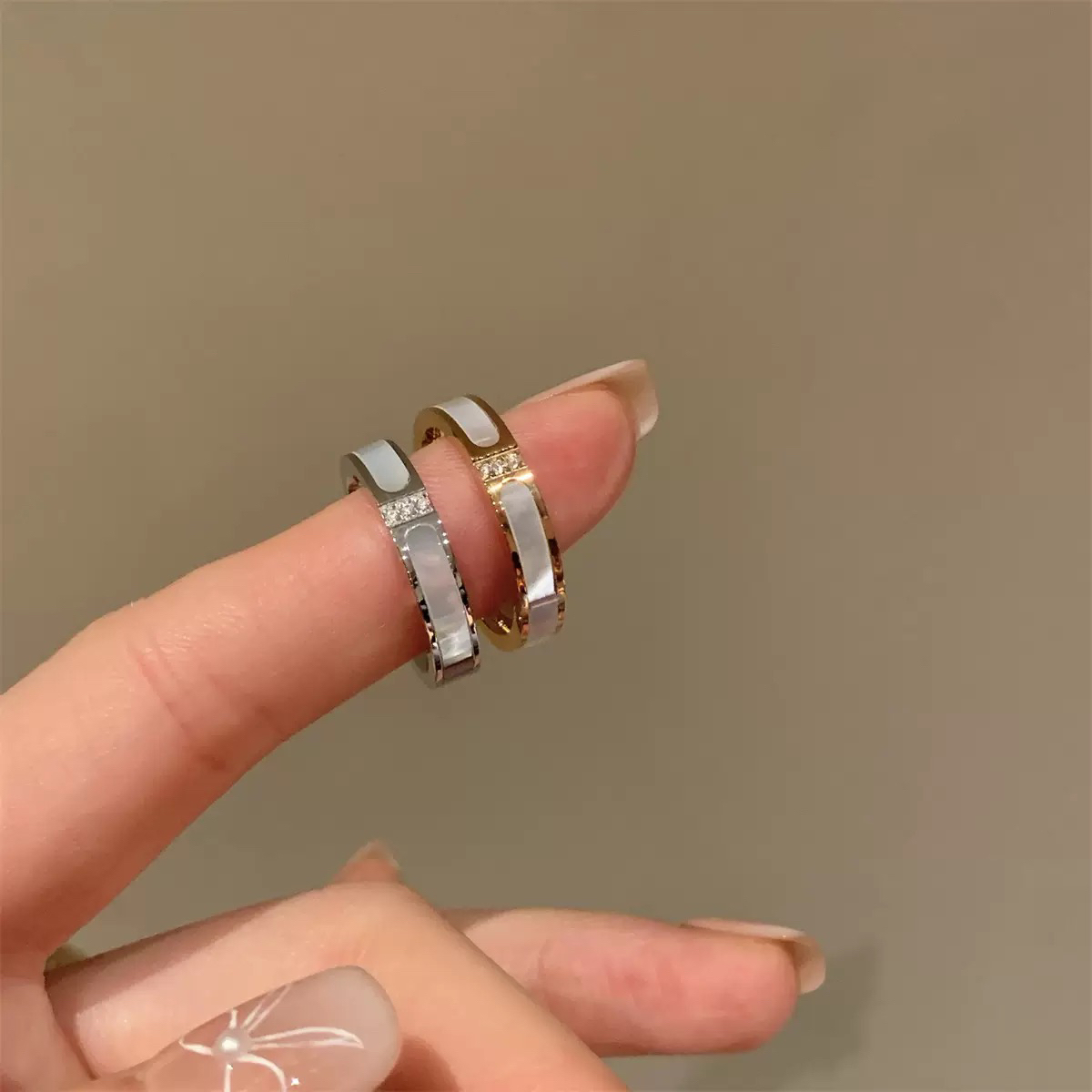 钛钢锆石戒指 高级感三钻白贝戒指女时尚百搭精致素圈情侣食指