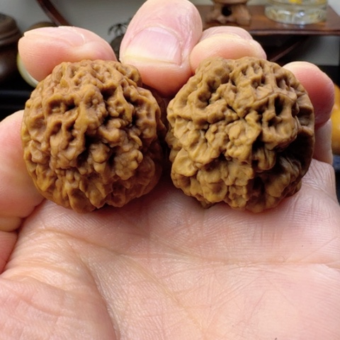 文玩核桃吊坠舍利子