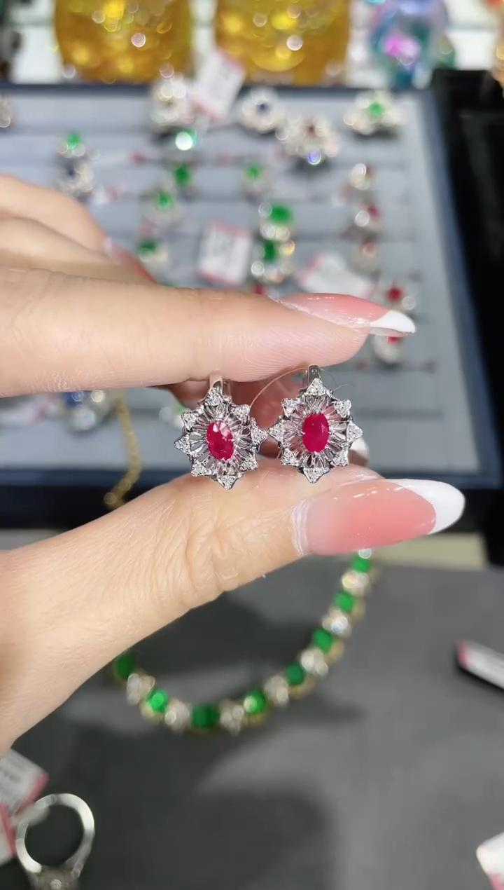 18K金镶嵌天然红宝石耳饰耳扣