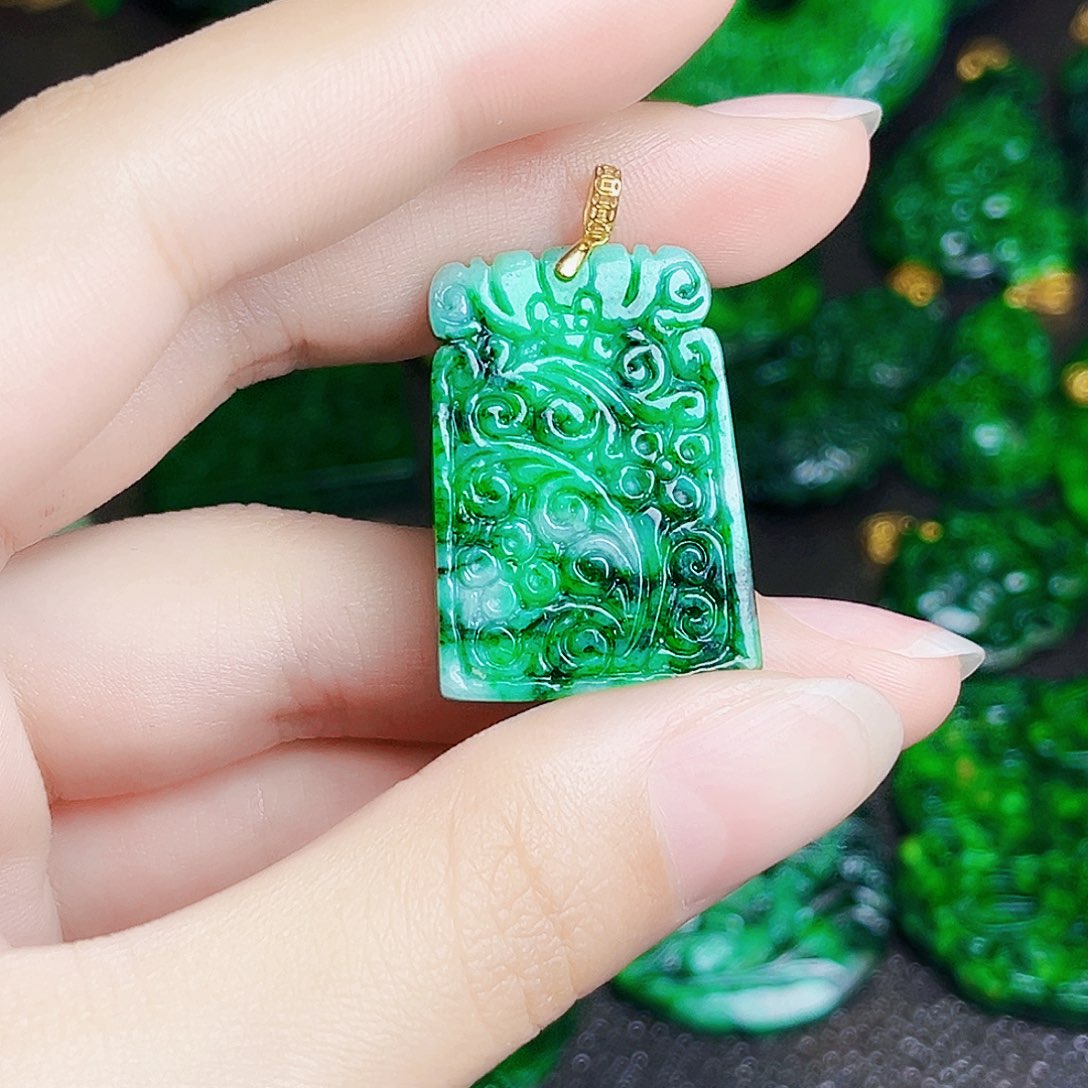 颈饰18K金镶嵌翡翠多样性