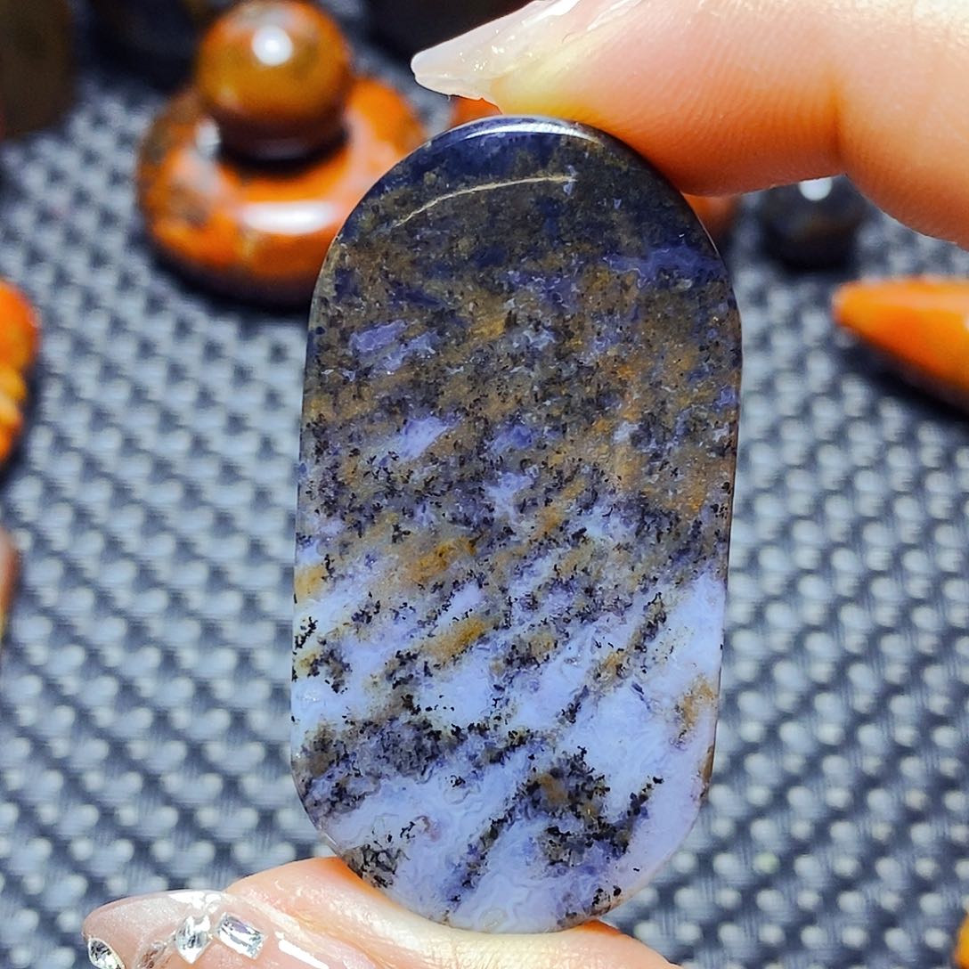 未镶嵌颈饰玛瑙/玉髓苏*