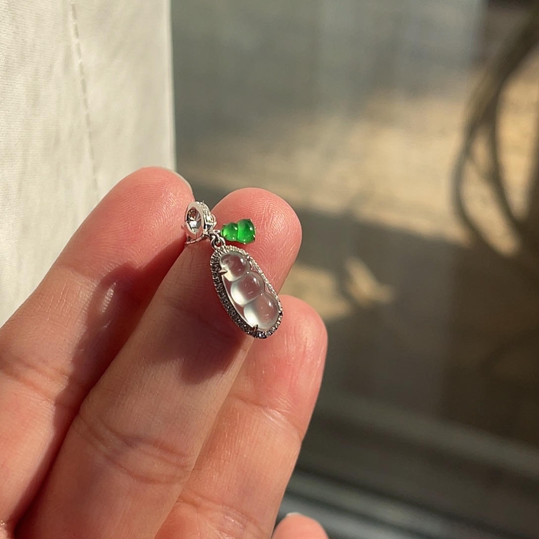 翡翠18K金镶嵌颈饰福豆葫芦