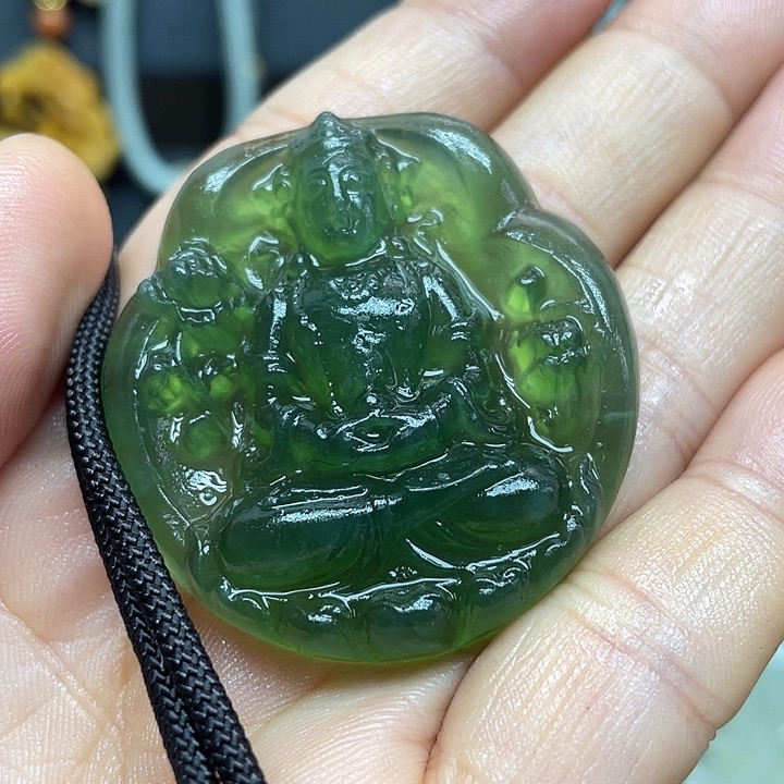 未镶嵌蛇纹石玉颈饰荔**?