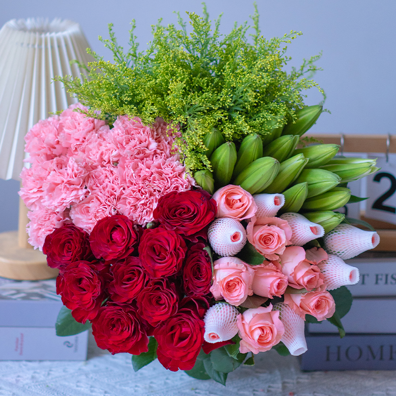 【源头优选】红玫瑰10枝+粉玫瑰10枝+香水百合5朵+康乃馨10枝+配草