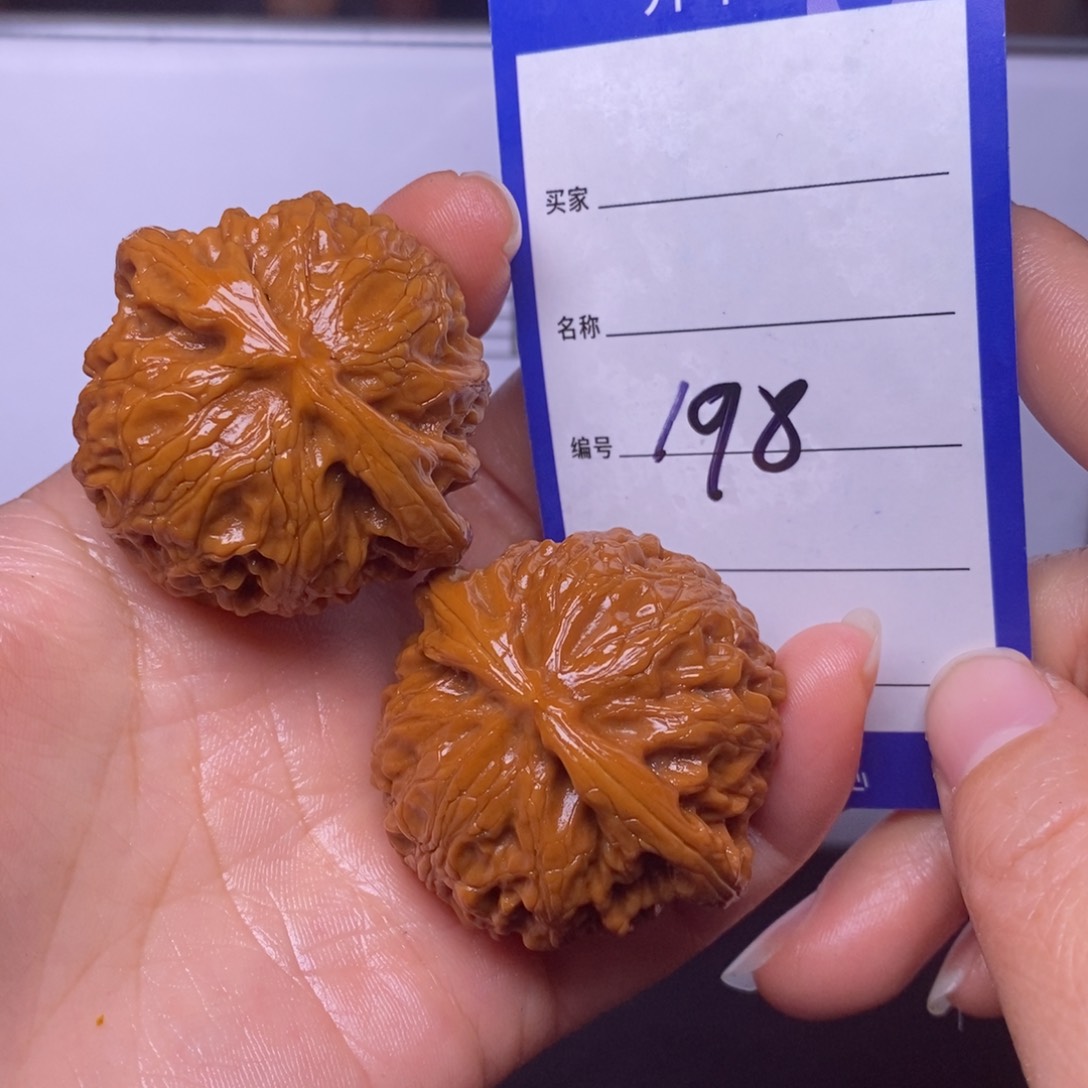 文玩核桃把件198/43.5宫灯色差