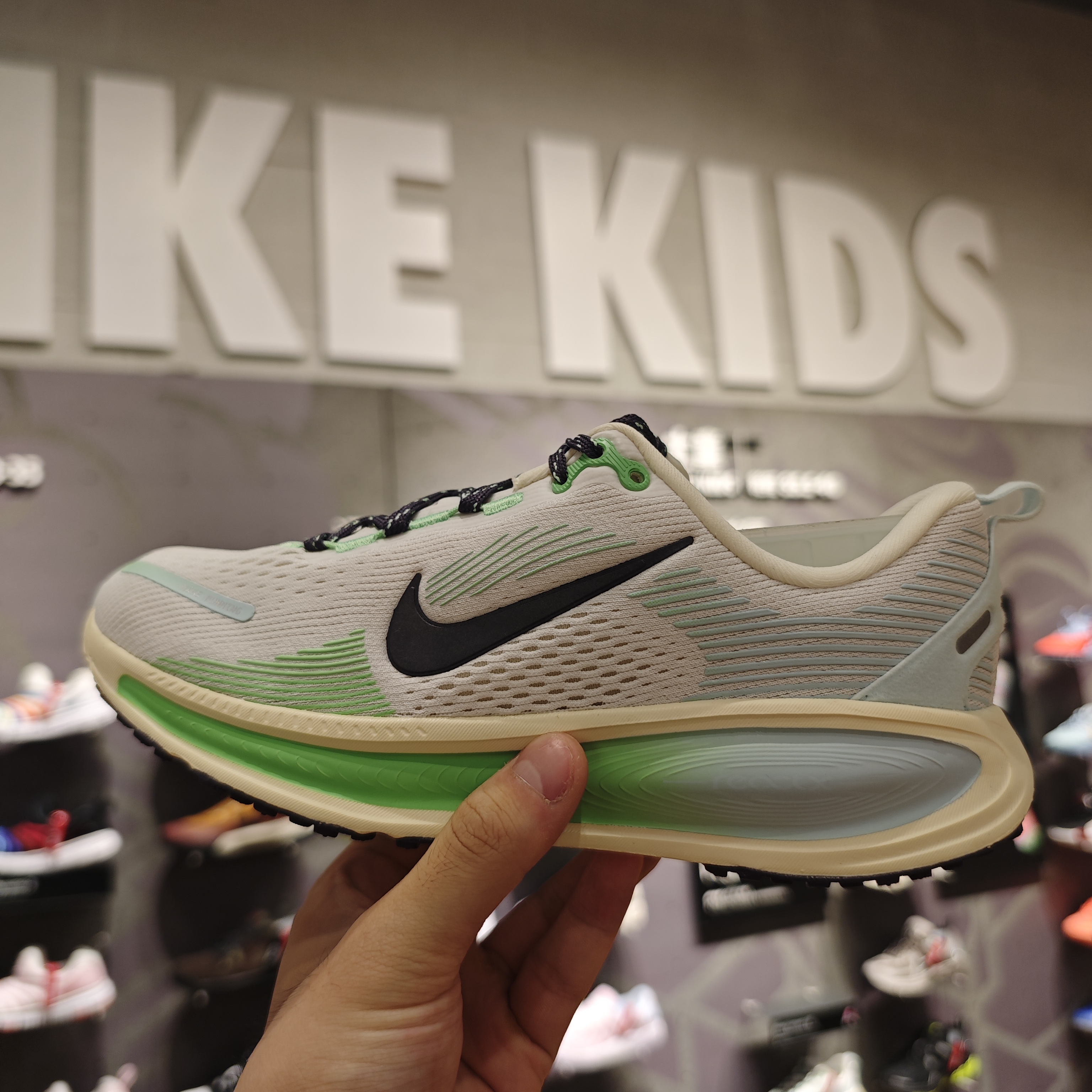 NIKE官方正品运动鞋VOMERO 18（GS）运动跑步鞋 IM6706-150