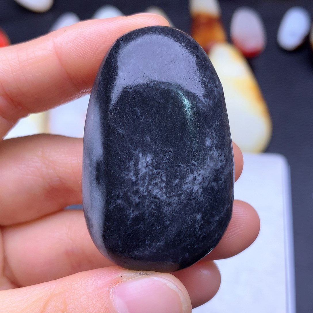 和田玉未镶嵌把件