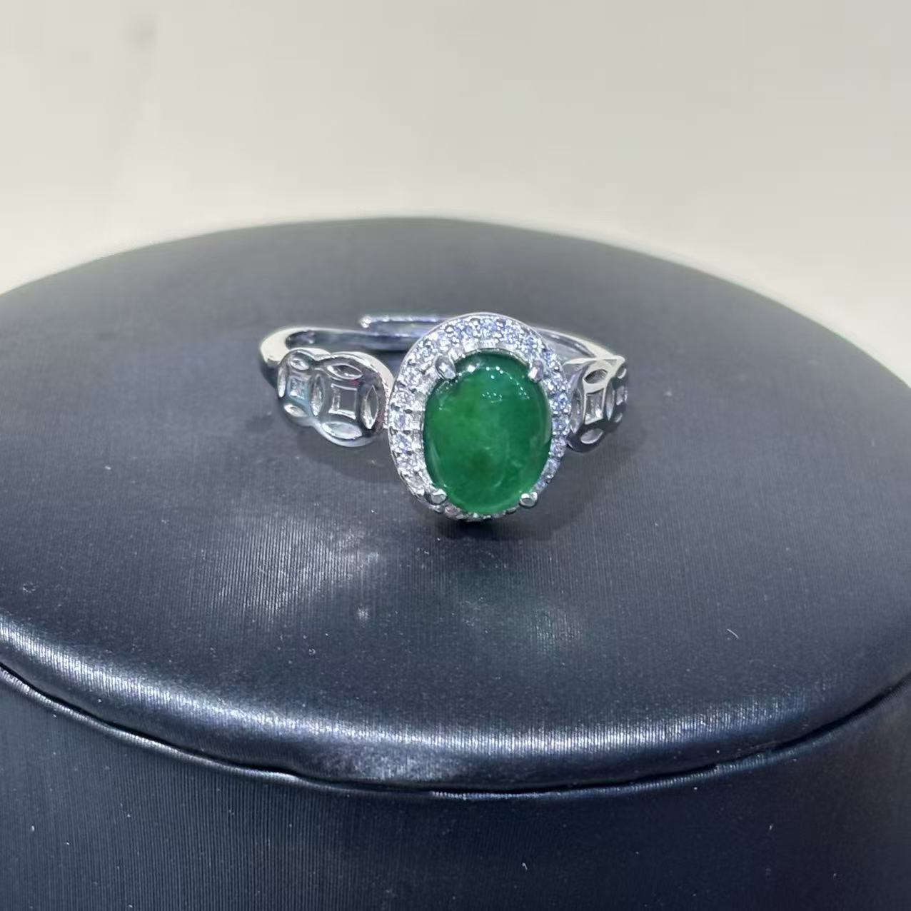 翡翠戒指 典贵蛋面豪镶招财福气戒指有色衬底多样性发其一