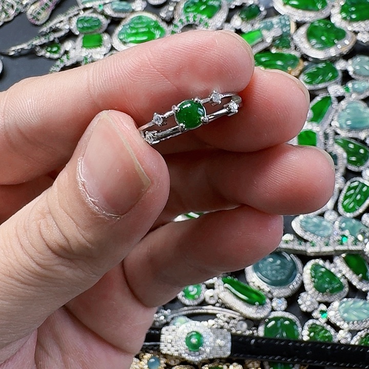 翡翠颈饰未镶嵌天然A货翡翠放漏