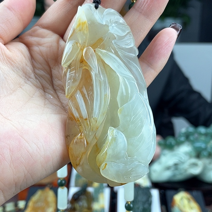 蛇纹石玉颈饰未镶嵌