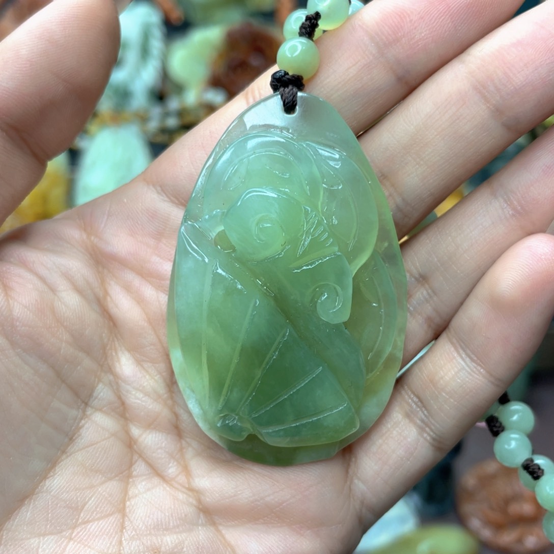 蛇纹石玉颈饰未镶嵌