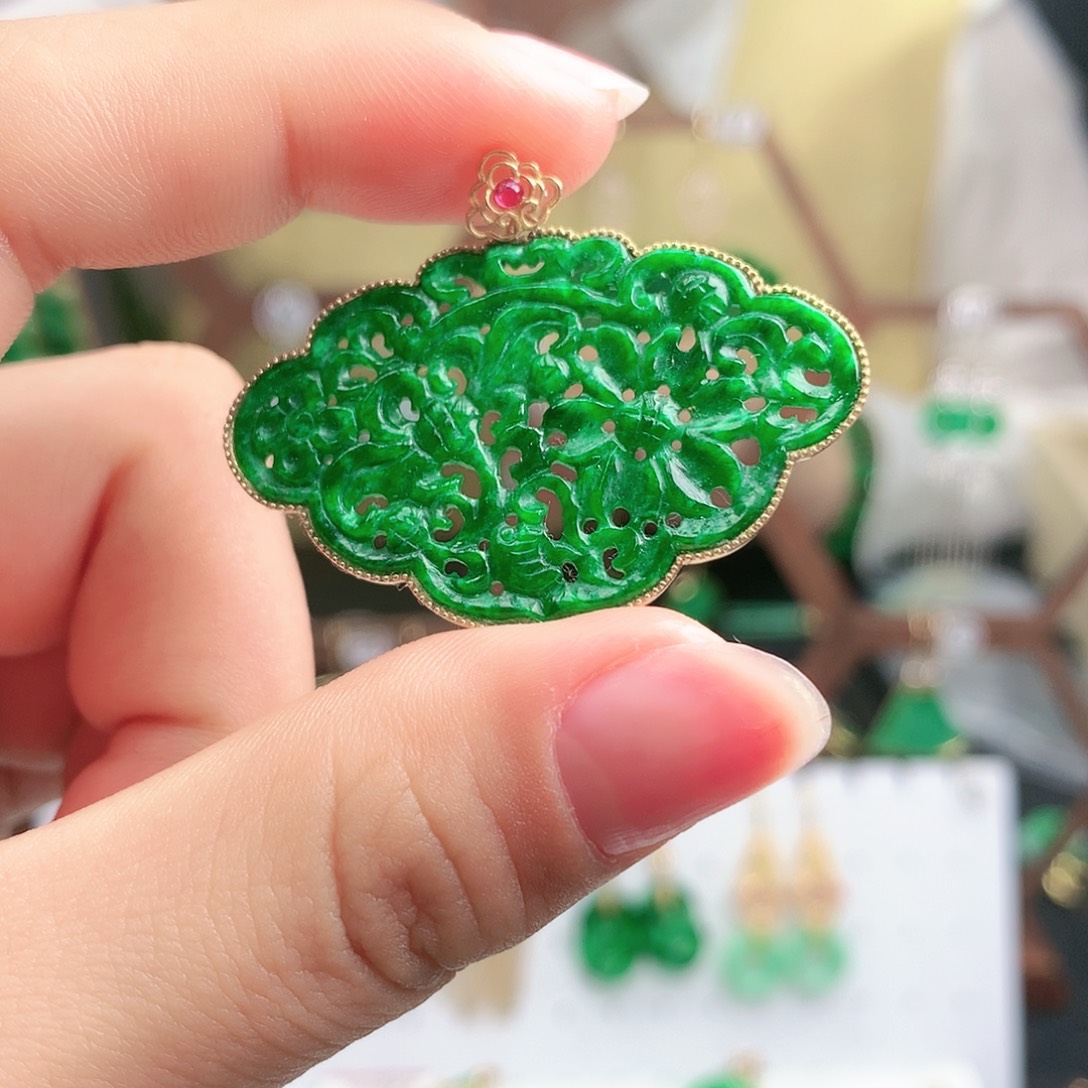 翡翠颈饰18K金镶嵌吊坠