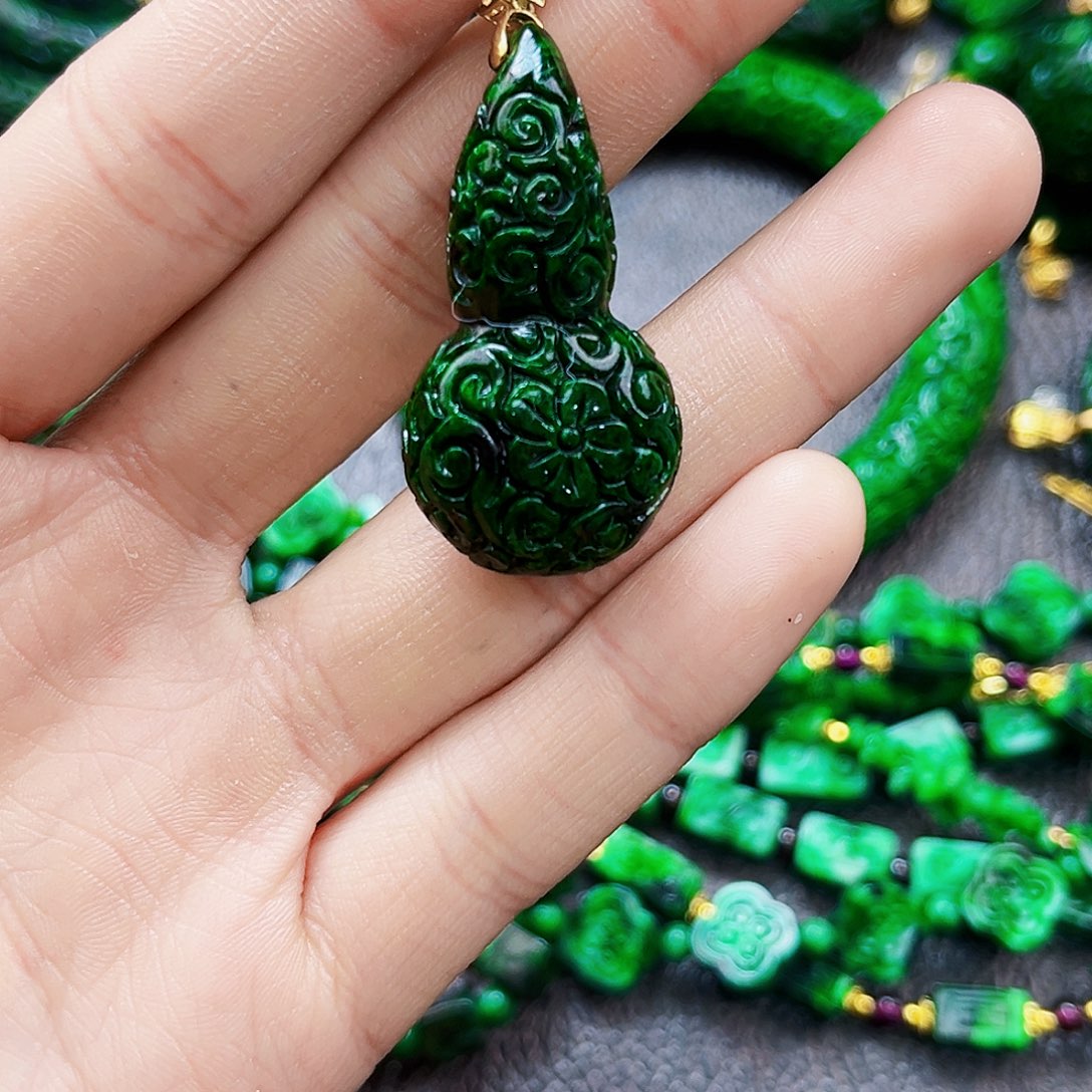 颈饰18K金镶嵌翡翠多样性